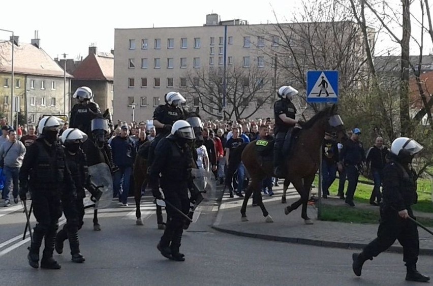 10 pseudokibiców Wisły i Ruchu zatrzymanych po meczu w Chorzowie [ZDJĘCIA]