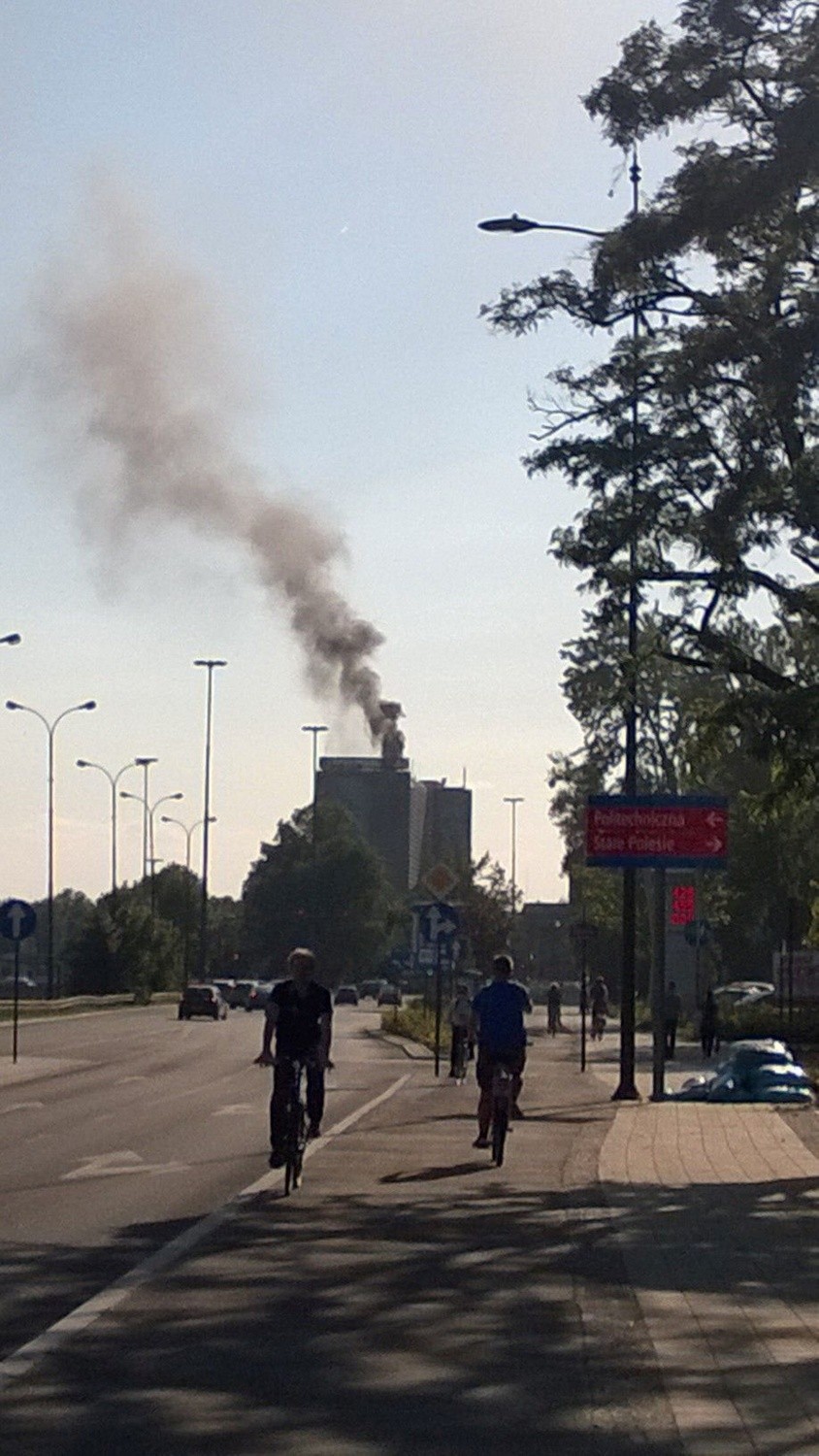 Pożar hotelu Hilton w Łodzi - kłęby dymu widać z daleka