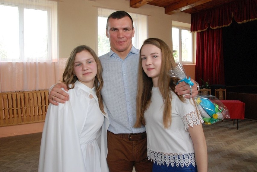 Mateusz Masternak z siostrami Teresą (z lewej) i Joanną