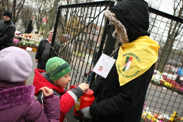 Ponad 75 780 złotych zebrali wolontariusze, którzy w dzień Wszystkich Świętych i Zaduszki kwestowali na rzecz słupskiego hospicjum na cmentarzach w regionie słupskim.