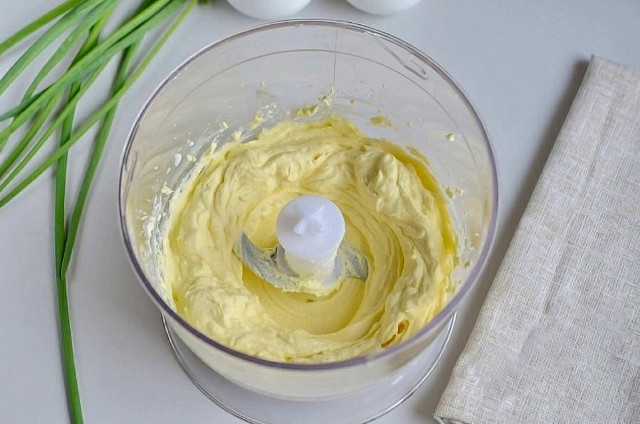 Przygotowanie domowego majonezu nie jest trudne. Wystarczy kilka składników i blender (opcjonalnie trzepaczka).