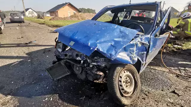 Skutki sobotniego wypadku, do którego doszło w Kadłubie w gminie Strzelce Opolskie.