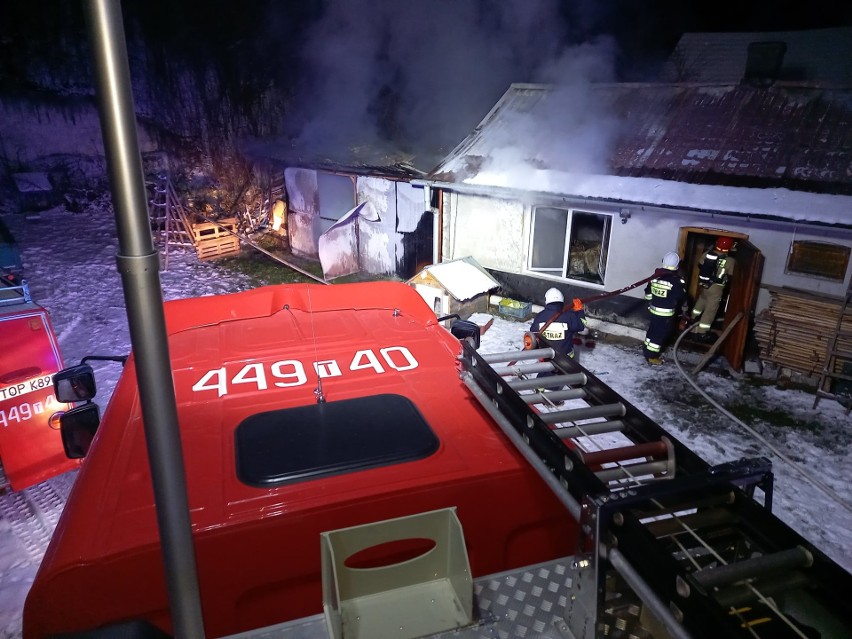 Mieszkaniec gminy Ożarów stracił w pożarze cały dobytek. Trwa zbiórka na odbudowę domu (ZDJĘCIA)