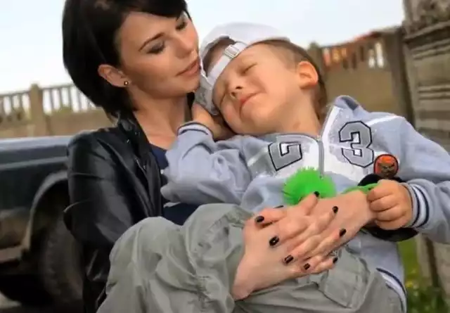 Kajetan Świtoń to 4,5-letni chłopiec, cierpiący na rzadką chorobę genetyczną neurofibromatozę oraz nowotwór typu glejak lewego nerwu wzrokowego i skrzyżowania nerwów wzrokowych. Jego leczenie cały czas trwa i jest bardzo kosztowne.