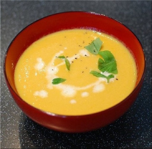 Kremową zupę marchewkową możemy przed podaniem ozdobić odrobiną śmietany.