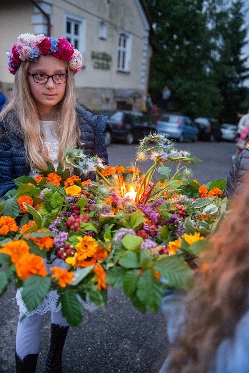 Wianki Świętojańskie w Chełmie: Robert Kasprzycki, konkurs na najpiękniejszy wianek, korowód nad Rabę i pokaz ognia