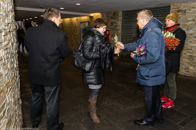 Dzień Kobiet w Białymstoku. Prezydent rozdawał kwiaty na ulicach.