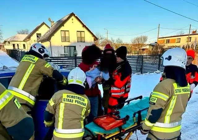 W Siemoni na ul. Kościuszki dziecko wpadło pod koła samochodu Zobacz kolejne zdjęcia/plansze. Przesuwaj zdjęcia w prawo naciśnij strzałkę lub przycisk NASTĘPNE