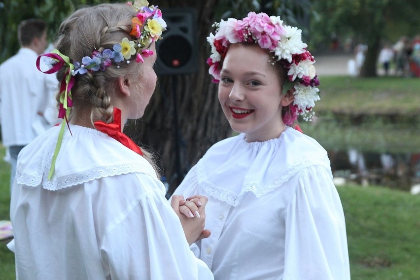 Widowisko przygotował Zespół Pieśni i Tańca "Kujawy".