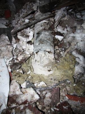 Tak wyglądał przewód kominowy uszkodzony podczas remontu: przysypany kawałkami dachówek, zapchany odpadami