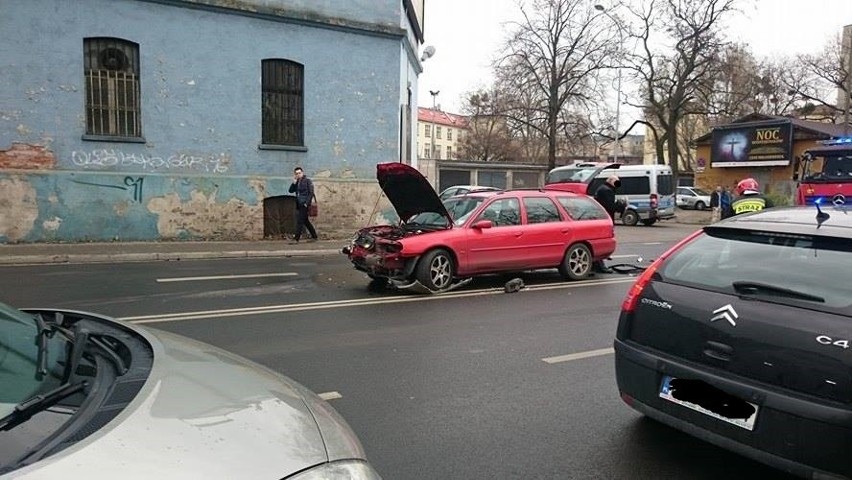 Wypadek koło placu Orląt Lwowskich. Są duże korki (ZDJĘCIA)