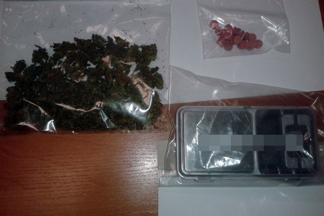 Łącznie policjanci zabezpieczyli ponad 8 gramów marihuany i 22 tabletki ekstazy.