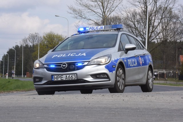 Policjanci, którzy patrolowali drogi gminy Mrocza, skontrolowali kierowcę opla astry. Zdradziło go dziwne zachowanie.