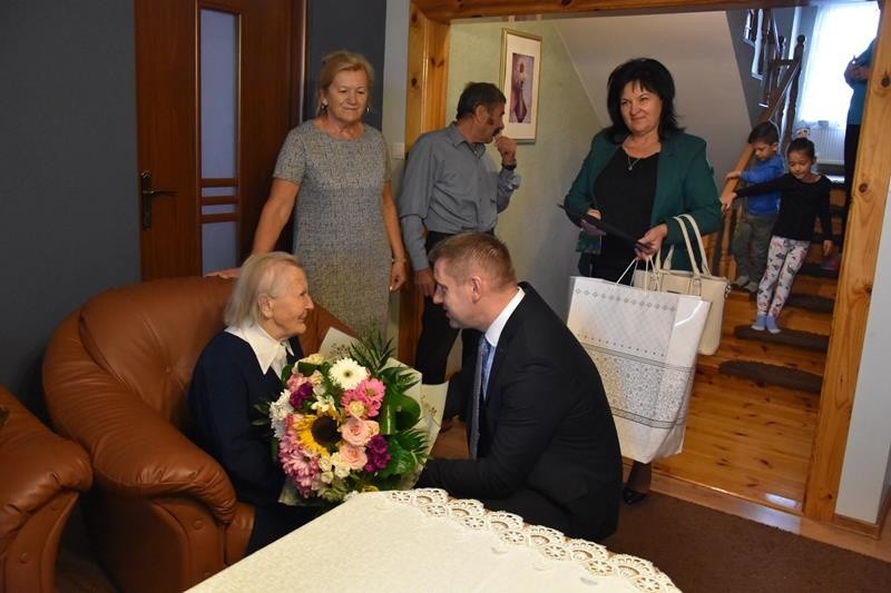 Stanisława Chojnacka z miejscowości Zrecze Małe w gminie Chmielnik skończyła 100 lat! Nadal cieszy się dobrym zdrowiem i pogodą ducha