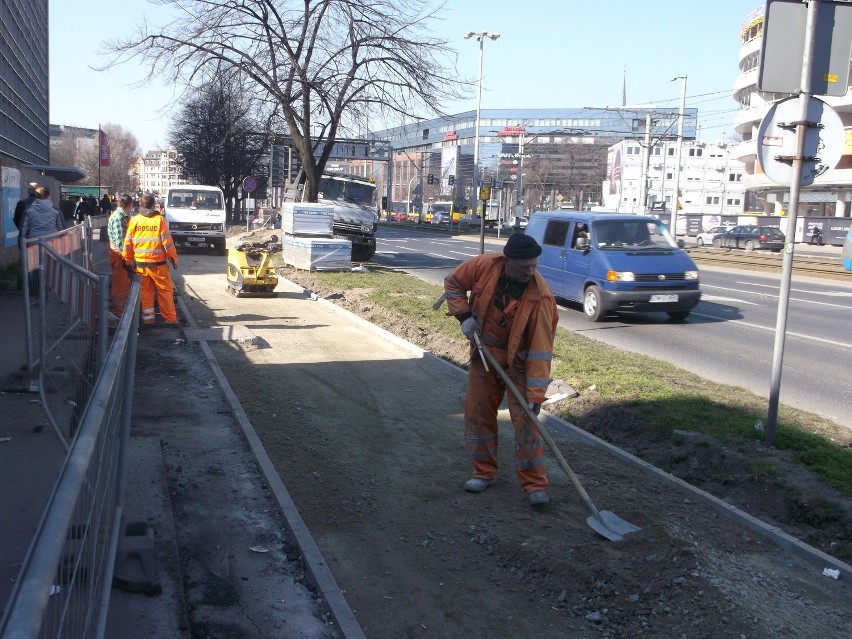 Wrocław: Kończą ścieżkę rowerową na Traugutta przy Hiltonie. Pora na Trzebnicką i Legnicką