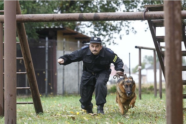 Aspirat Andrzej Janusz podczas treningu z psem Eklerkiem, "specjalistą&#8221; od wyszukiwania zapachów materiałów wybuchowych.