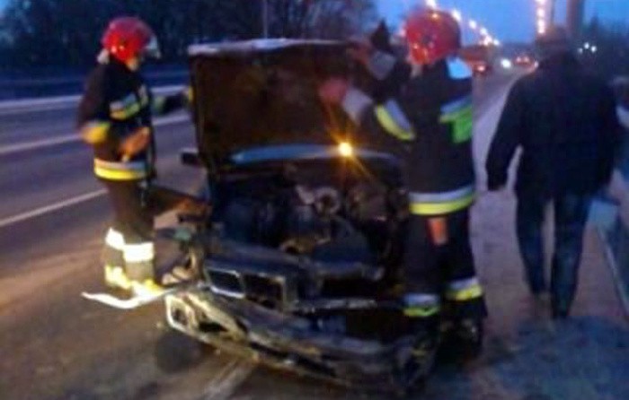 Kraksa na moście w Gorzowie. Bmw uderzyło w barierki mostu