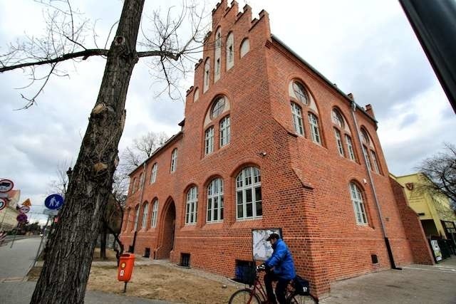 Z zewnątrz „stary” budynek V LO wygląda już niemal jak nowy. Remont wnętrz będzie trwał jeszcze do marca