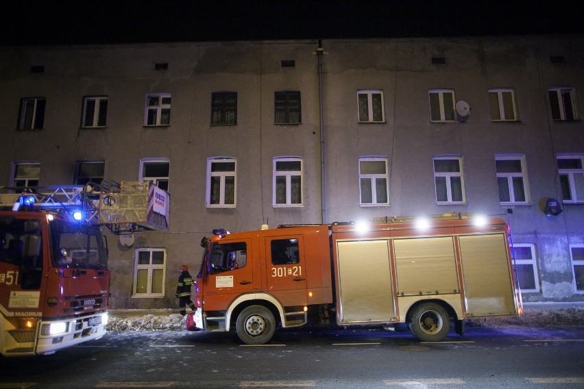 Pożar kamienicy na Limanowskiego. Mężczyzna wyskoczył z płonącego mieszkania [ZDJĘCIA+FILM]