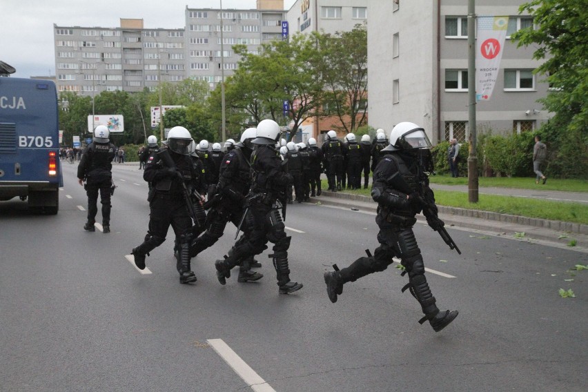 Zamieszki pod komisariatem przy ul. Trzemeskiej