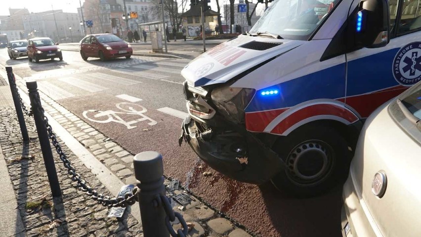 Wypadek z udziałem karetki pogotowia na placu Bema [ZDJĘCIA]