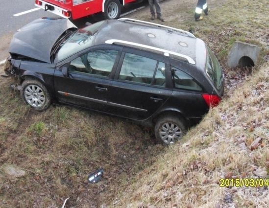 Wypadek w gminie Pacanów. Samochód zjechał do rowu, uderzył w skarpę 