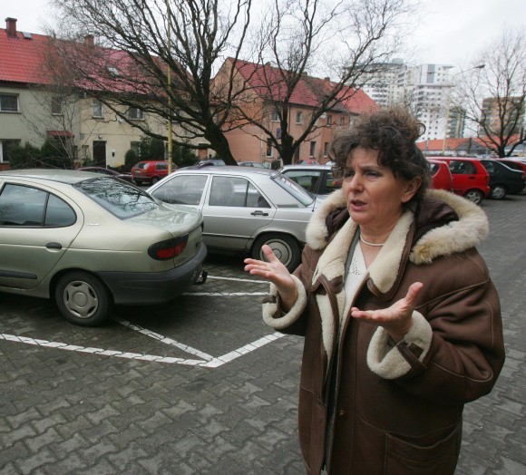 &#8211; Tak trudno mi prowadzić syna do samochodu, a tak wiele osób ma to za nic &#8211; mówi Bogumiła Kalityńska, mama niepełnosprawnego ruchowo Marka. W tyle na miejscu oznaczonym przez administrację z myślą głownie o niej stoi samochód. Nie jej.