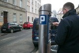 Kraków. Urzędnicy chcą po raz kolejny poszerzyć strefę płatnego parkowania i ustawić parkomaty również na os. Podwawelskim i na Zabłociu