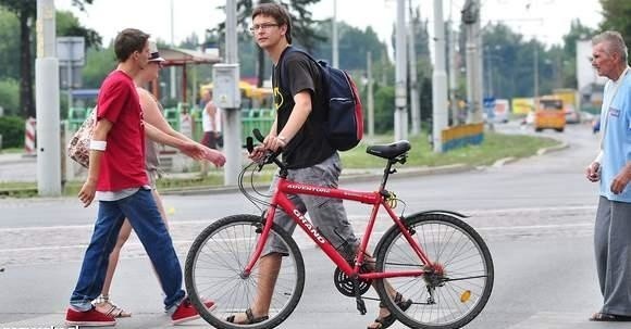 Rowerzysta Radek Słowik: - Zawsze przed "zebrą&#8221; zsiadam z roweru i prowadzę go. Innym radzę to samo.