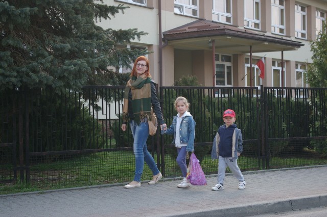 Justyna Pabisz, mimo że mieszka w mieście, pośle córkę do podstawówki w Stróżówce.