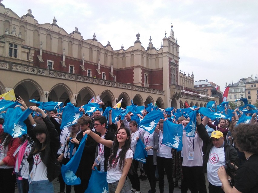 Kraków. Młodzież zrobiła duchową rewolucję na Rynku Głównym. Znów było jak podczas Światowych Dni Młodzieży [ZDJĘCIA, WIDEO]