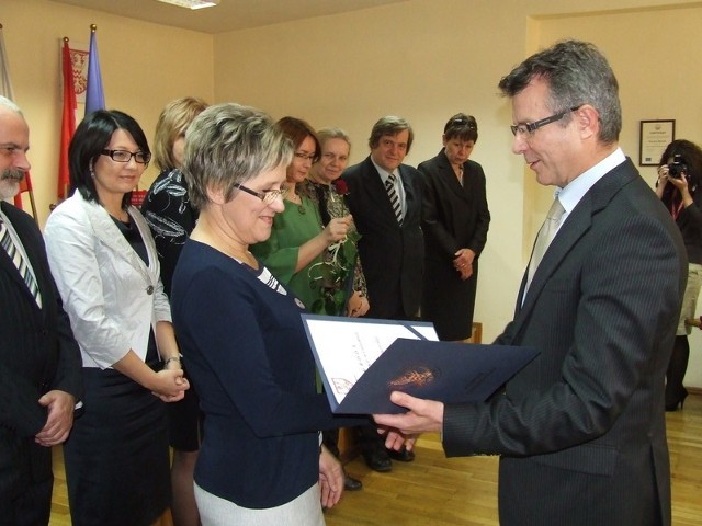 Dorota Wielachowska - zastępca dyrektora ZS nr 2 odbiera nagrodę od  starosty Zdzisława Gamańskiego