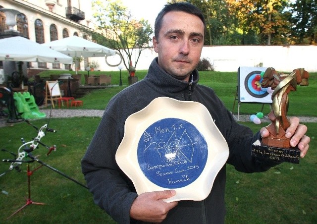 Rafał Dobrowolski prezentuje trofeum za zdobycie Klubowego Mistrzostwa Europy. Łucznicy Stelli sięgnęli po nie w ubiegłym roku w Słowenii. 