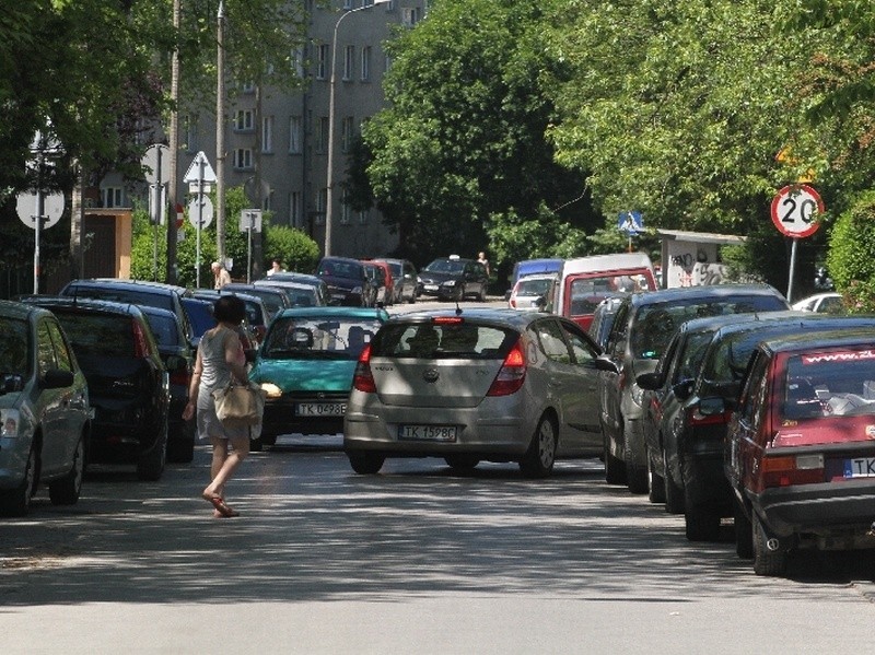 Tropimy drogowe absurdy w Kielcach. Oto kolejne miejsca wymagające interwencji [WIDEO, zdjęcia]