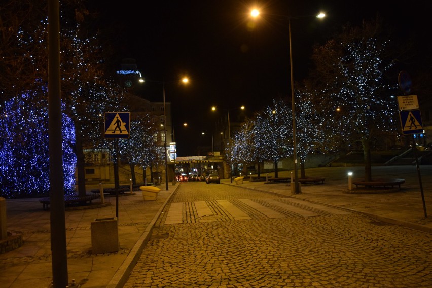 Gorlice. Miasto w świątecznej odsłonie. Na choince rozbłysły światełka, lipy mają swoje świetlne ubranka. Na kładce stanęła lampa naftowa 