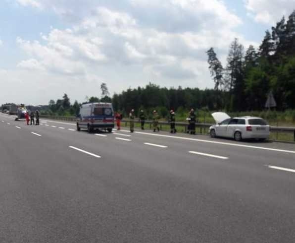 Wypadek na A1 w Żorach: wezwano śmigłowiec LPR. Trzy osoby ranne