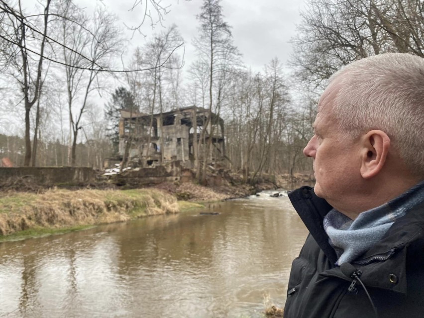 Ruiny poniemieckiej papierni w Pięknej Dolinie i rzeka...