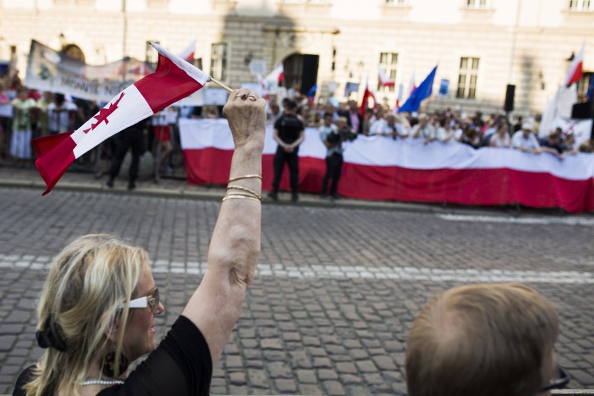 Kolejne protesty pod Wawelem w miesięcznicę pochówku Lecha i...