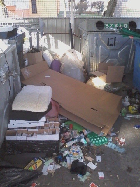 Bałagan, przepełnione kontenery i podrzucane śmieci.