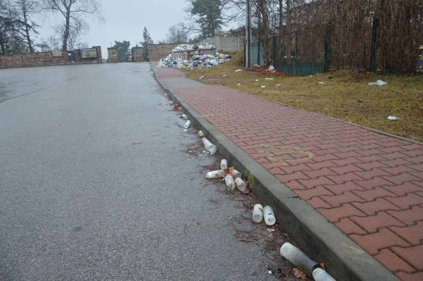 Śmieci pod cmentarzem w Suchedniowie. Leża już prawie miesiąc (ZDJĘCIA)