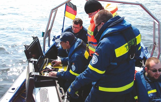 Augustowscy strażacy uczą niemieckich kolegów, jak posługiwać się podwodnym sprzętem