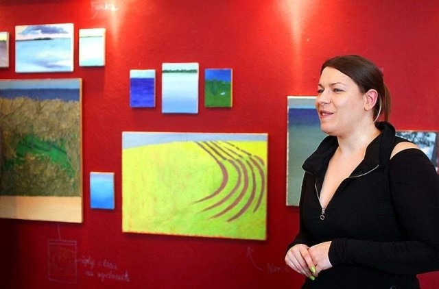 Anna Eichler na tle wystawy pt. "Szkice" w domu kultury