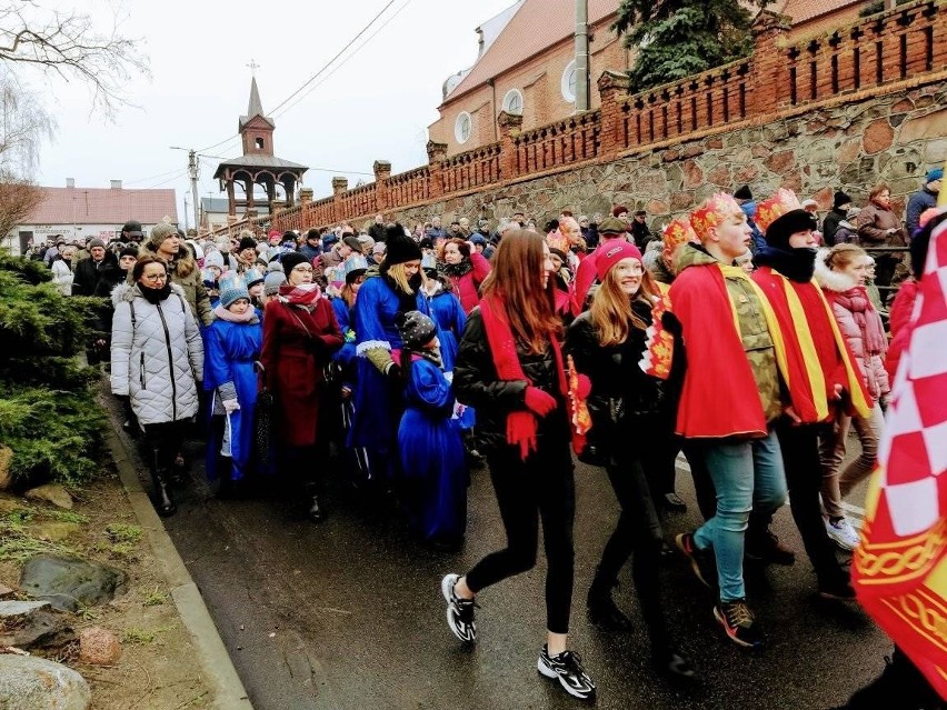 W Radziejowie orszak Trzech Króli wyruszył spod klaszoru franciszkanów do  fary