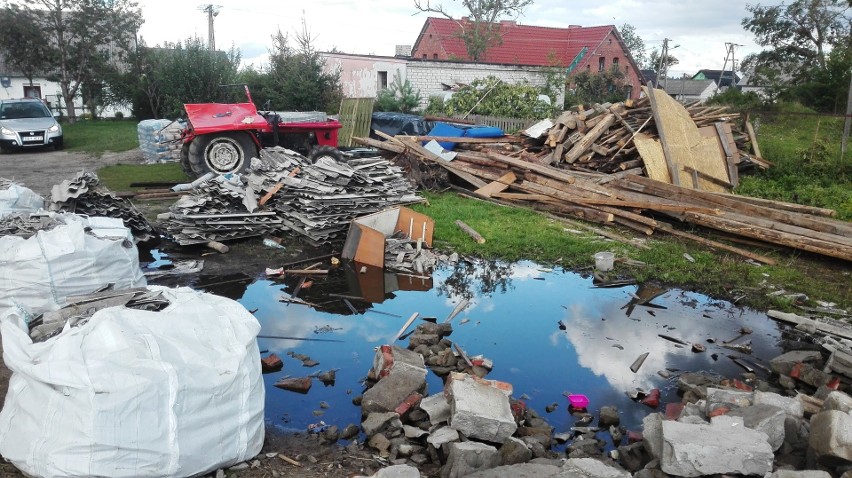 Wciąż trwa usuwanie skutków nawałnicy. Mieszkańcy porządkują...