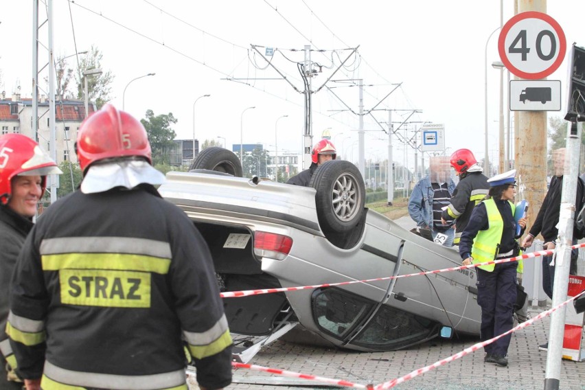 Wypadek, dachowanie BMW na przystanku przy ul. Żmigrodzkiej