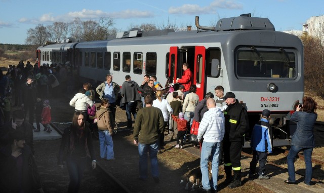 PKP Polskie Linie Kolejowe przywracają przejezdność linii nr 241 biegnącej z Tucholi przez Pruszcz-Bagienicę do Koronowa w województwie kujawsko-pomorskim - czytamy na portalu rynek Rynek Kolejowy. Dzięki odbudowie niespełna 80-metrowego odcinka toru możliwe będzie przywrócenie regularnego ruchu pociągów. Na razie zarządca infrastruktury nie znalazł jednak żadnego podmiotu, który chciałby uruchomić przewozy do 11-tysięcznego ośrodka.Jak poinformowało na swoim profilu na portalu Facebook Chojnickie Stowarzyszenie Miłośników Kolei, trwa uzupełnianie ubytku torowego w ciągu linii nr 241 Tuchola – Koronowo. Prace mają się toczyć na szlaku Pruszcz Bagienica – Mąkowarsko na moście na rzece Sąpolnie na terenie osady leśnej Motyl. – Na miejscu częściowo ułożono już nowe podkłady, przywieziono też szyny – relacjonowała przed kilkoma dniami organizacja.czytaj dalej ►Obejrzyj piąty odcinek "Ale co? Deszczowe H2O":