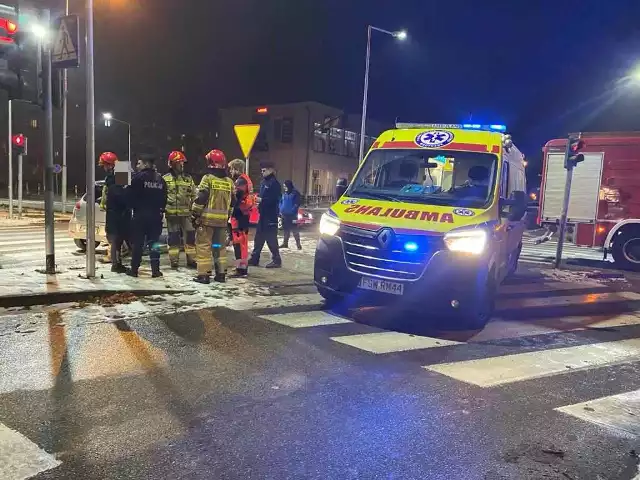 Z relacji świadków wynika, że samochody zderzyły się, gdy kobieta prowadząca mitsubishi wykonywała manewr skrętu w lewo.