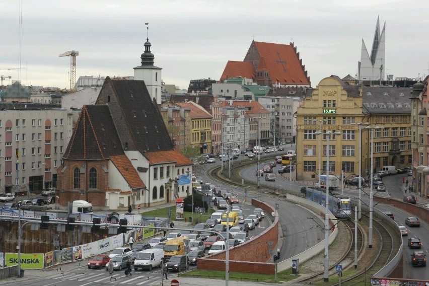 W piątek robotnicy układali nawierzchnię bitumiczną na...