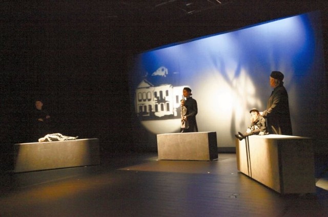 W spektaklu "Czarne ptaki Białegostoku" wykorzystano wiele różnych teatralnych środków przekazu. Zobaczymy tu zarówno teatr lalek, cieni oraz tańca. 