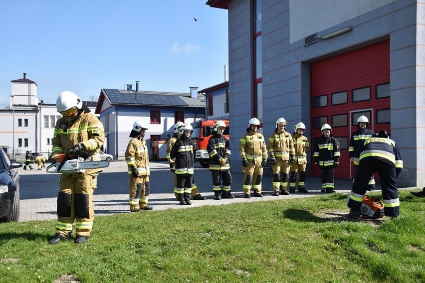 Adepci pożarnictwa podczas szkolenia
